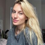 Natalia Germani Instagram - Tieto odrastené vlasy si po tých 2 mesiacoch bez mojej kaderníčky už veľmi nezaslúžia fotiť🤷🏼‍♀😂 Čo si ale určite zaslúžia je zmienka o ich úžasnom výkone počas posledných troch rokov v mojej práci. * Menila som farbu 5x * Prechod z ryšavého tonera aplikovaného každé 2 týždne na blond sme dali na 1 sedenie. * Počas nasledujúcich 2 projektov som si musela farbiť na baby blond každé 2 týždne v priebehu 2 mesiacov. * Zvládli so mnou aj 2 tehotenstvá😂 Práve kvôli tomu vám chcem pripomenúť a odporučiť môj prírodný Reghaar, ktorý skvele dopĺňa rekonštrukčné šampóny a zbavuje suchú pokožku hlavy po peroxide akéhokoľvek počiatku tvorby lupín. Zároveň k Reghaaru shampoo je must have tonikum na podporu rastu vlasov. Veľmi odporúčam najmä mamičkám po pôrode, ktorým radikálne meniace sa hormonálne spektrum spôsobuje vypadávanie vlasov. K tomu pripomínam, že cez klubzdravia.sk s kódom “DopravazadarmoRegh” ušetríte nie len za dopravu, ale aj čas ✨ A bonus- tento kód máme predĺžený s platnosťou do konca roka 👍🏼 #spolupraca