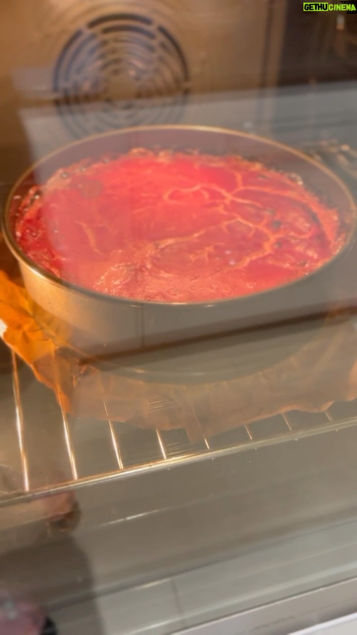 Natalia Germani Instagram - Na náš nový sladký recept v spolupráci s kuchynskou značkou MORA, ktorej spotrebiče nám dennodenne uľahčujú život a spríjemňujú varenie potrebujete: - Zunu ( ale môže byť namiesto nej pokojne aj vaše dieťa😂) - Ovsené vločky - Jačmenné vločky - Mlieko plnotučné - Banán - Med - Tvaroh (na vás aký) - Kyslú smotanu - Jahody Celý postup nájdete vo videu, kde sa v hlavnej úlohe predstaví skúsenosťami ošlahaná cukrárka Zuna. Všetko šlo žiaľ podľa jej odhadu namiesto gramáže. Spravte si teda intenzitu sladkého, jahodového, či banánového podľa seba. Keď všetko vzniklo, šupli sme jahodový cheesecake do rúry Mora opäť odhadom na 260 stupňov na 28 minút. Následne nechali vychladnúť a šupli do chladničky počas noci. Na raňajky tato zjedol 1/3 koláča. Škoda, že som to nenatočila. A pozor! Je veľmi zdravý, aj to cítiť 😝🙂 Ešte treba spomenúť, že k nákupu môjho setu 3 spotrebičov @mora_sr - rúry, varnej dosky a umývačky, dostanete 8-dielnu perfektnú sadu nerezového riadu v hodnotě 199 € zdarma. Akcia platí do 15.12. a viac informacií nájdete na webe mora.sk. A teraz už dobrú chuť! ❤️