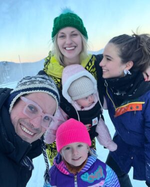 Natalia Germani Instagram - Ľudia moji milovaní, dnes som rozprávala historky z tohto 36-hodinového úteku do americkej zasneženej prírody počas telefonátu mojej mamine a skoro sa nestihla počas konštantného smiechu nadýchnuť.
Nič nechýbalo, ani ubytko s vyrazenými poistkami, pokazené auto na dialnici domov plné už spiacich detí, zavreté potraviny (samozrejme že bol sviatok), reštaurácia bez elekrického prúdu, nefunčné cashmachines, stratený telefón a veľa iných. Ale to sme proste my ❤️
My sa žiaľ v tom čase veľakrát aleže vôbec nesmejeme, ale viete čo?
Napokon máme spolu vždy miliardy naozaj nezabudnuteľných a neuveriteľných zážitkov, na ktorých sa smejeme na večeri počas ďalšieho nezabudnuteľného spoločného tripu.
A raz to naozaj sfilmujeme, to si dávam za úlohu🎬
Milujem Vás ❤️❤️✨