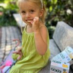 Natalia Germani Instagram - Na uliciach New Yorku vás často prepadne hlad. A často nie je úplne priestor sa niekde zastavovať. A tiež často sa dopátrate po týchto uliciach len k nezdravým alternatívam. Ja som sa ako ostrieľaná cestujúca mama naučila, že mám vždy pri sebe pre Zunu nejaký rýchly snack. Buď ide o ovocie, alebo niečo na “chrumkanie”, čo na malú chvíľu kým doriešim teplú stravu zaplní žalúdok😝 A teraz k jadru. Bola som oslovená francúzskou bio značkou Good Gout. Po sestrinej návšteve v NYC s mojím polročným synovcom, som si uvedomila, aké bolo náročné nájsť vhodnú začinajúcu stravu pre batoľa, pokiaľ si doma nemixujete príkrmy z čerstvého ovocia a zeleniny. Niečo podobné ma totiž čoskoro čaká, tak som sa na túto značku pozrela. 4 zaujímavosti: 1. Receptúry sú pripravované michellinským kuchárom Christophom Hayom😝 mňam! 2. Good Gout spolupracuje s oddelením výživy na Pasteurovom inštitúte, s ktorými konzultujú zloženie produktov 3. Každé jedlo má maximálne 2 hlavné zložky- aby sa deti naučili rozoznávať chute surovín 4. Všetko len z BIO surovín Okrem iného good gout používa lokálne suroviny👍🏼, sú členov Bcorp, podielajú sa na ochrane lesov a spolupracujú s mnohými nadáciami. To ale nič nemení na tom, že som našla naše budúce príkrmy. A zároveň naše terajšie chrumkačky, čomu sa veľmi teším. Ak práve hľadáte niečo podobné a jediným výletom a zdrojom pre vás je zatiaľ DM- (ako bolo aj pre mňa), tak sa môžete inšpirovať týmto postom ❤️🌼 #goodgout #goodgoutcz #BLW #prikrmy #prikrmyprodeti #deti #prodeti #babyprikrmy #bioprikrmy #prikrm #bio #materska #materskadovolena #vareni #rustschuti #spoluprace @goodgout_czsk