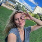 Natalia Germani Instagram - Značka Zn. Zinok. Poznáme ho z chémie. Viete za čo je zodpovedný a aké benefity prináša tento esenciálny stopový prvok pri pravidelnom užívaní nášmu telu? Je ich hneď niekoľko. A pre mňa v období postpartum dosť ideálnych. Začnem od najlepšieho: * prispieva k udržaniu zdravých vlasov, nechtov, pokožky a kostí * prispieva k ochrane buniek pred oxidačným stresom * prispieva k správnemu fungovaniu imunitného systému * prispieva k plodnosti a správnej reprodukčnej funkcii * prispieva k udržaniu normálnej hladiny testosterónu v krvi * prispieva k správnej kognitívnej funkcii a zraku, * prispieva k správne látkovej premene mastných kyselín a sacharidov * prispieva k správnej syntéze bielkovín Na nízku hladinu Zinku v tele by si mali dať pozor najmä fajčiari, užívatelia alkoholu, osoby nad 50, športovci, diabetici, celiatici. Ak ste si aj bez toho odfajkli aspoň jednu z 8 možností, ktorú by ste zlepšili, Zinok 25mg od Walmarku, držiteľa certifikátu GMP, nájdete vo vašej lekárni! ☀️❤️ #spolupraca