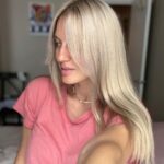 Natalia Germani Instagram - Pomaly, ale isto prichádza jeseň. To znamená padanie listov a žiaľ aj padanie vlasov. U mňa určite, súdiac podľa prvého tehotenstva. Tak sa už pomaly pripravujem aj s Reghaar kombom šampón + vlasový aktivátor. Možno ma napokon prinúti skrátiť si vlasy chuť po zmene, ale zatiaľ si ich po tohtoročnom slnečnom záťahu šetrím najviac ako sa dá. Cca 2x za týždeň s Reghaar. Ďakujem za vaše správy, skúsenosti a ohlasy s touto značkou. Kto má problém s lupinami, mastením, či padaním vlasov, zájdite do lekárne a vyskúšajte tohto rastlinného pomocníka. A dajte potom aj feedback. Zatiaľ sa mi vracajú veľmi pekné🙏🏻 Kto by chcel ušetriť čas strávený v lekárni a mať dopravu objednávk zadarmo, zadajte si cez eshop klubzdravia.sk “DopravazadarmoRegh” Platí inak na celú objednávku, ktorá obsahuje aspoň 1 Reghaar produkt👍🏼 #spolupraca