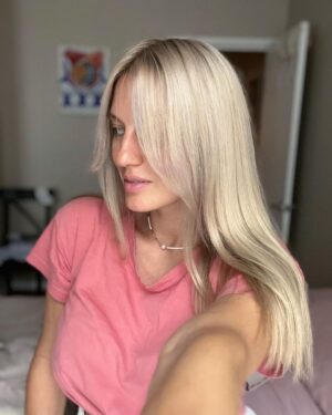 Natalia Germani Instagram - Pomaly, ale isto prichádza jeseň.
To znamená padanie listov a žiaľ aj padanie vlasov.
U mňa určite, súdiac podľa prvého tehotenstva.
Tak sa už pomaly pripravujem aj s Reghaar kombom šampón + vlasový aktivátor. 
Možno ma napokon prinúti skrátiť si vlasy chuť po zmene, ale zatiaľ si ich po tohtoročnom slnečnom záťahu šetrím najviac ako sa dá. Cca 2x za týždeň s Reghaar. 
Ďakujem za vaše správy, skúsenosti a ohlasy s touto značkou.
Kto má problém s lupinami, mastením, či padaním vlasov, zájdite do lekárne a vyskúšajte tohto rastlinného pomocníka. A dajte potom aj feedback. Zatiaľ sa mi vracajú veľmi pekné🙏🏻
Kto by chcel ušetriť čas strávený v lekárni a mať dopravu objednávk zadarmo, zadajte si cez eshop klubzdravia.sk “DopravazadarmoRegh” 
Platí inak na celú objednávku, ktorá obsahuje aspoň 1 Reghaar produkt👍🏼
#spolupraca