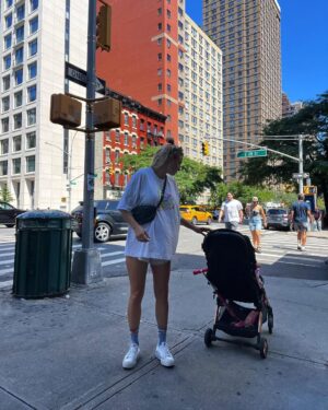 Natalia Germani Instagram - Neviem, ktorej z vás ženy som ukradla @viktoriavalihora tričko, ale musela som si ho dnes žičnúť😂🗽
P.S. Operiem right after😂❤️