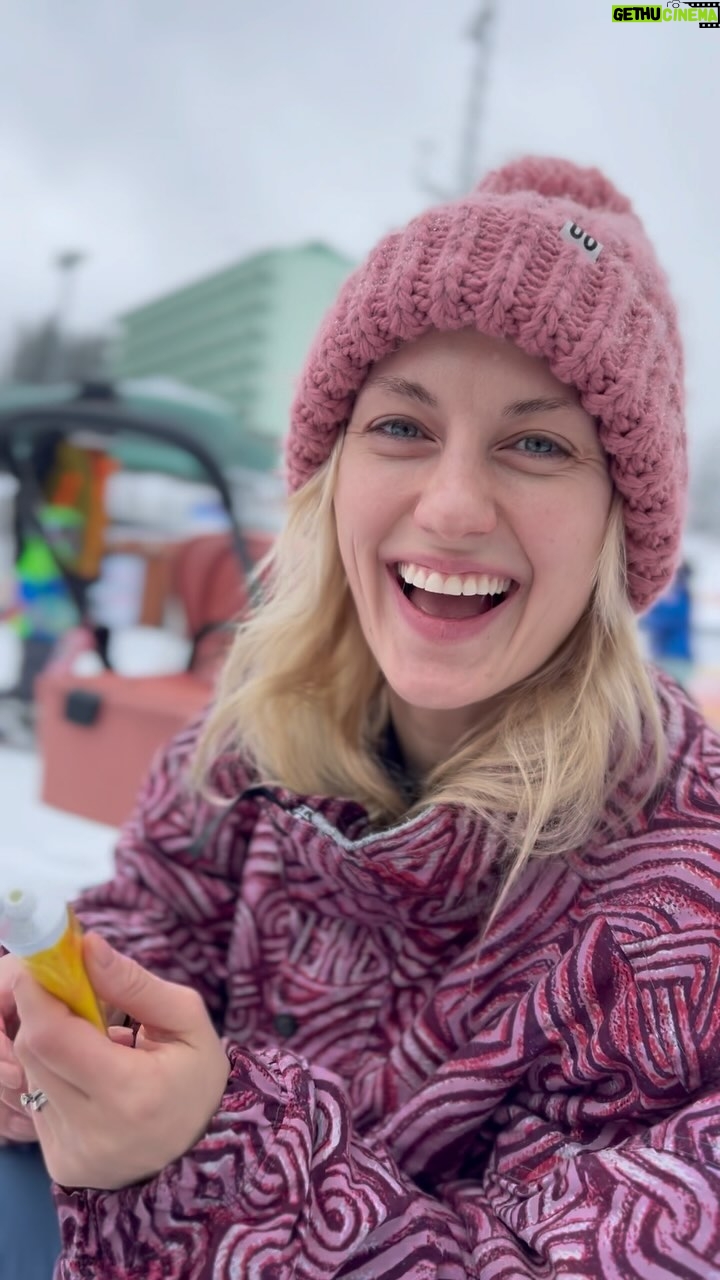 Natalia Germani Instagram - Kúsok z našej zimnej rozprávky so zimnou rozprávkovou starostlivosťou pre deti od @weledask Krásna vôňa, príroda na dlani a hebká pokožka. Produkty: Nechtíková rada - ochranný balzam pred chladom a nepriaznivým počasím - rastlinné mydlo - ošetrujúce mlieko #spolupraca