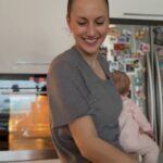 Natalia Germani Instagram – Tak a toto je môj posledný recept v #spolupráci s @mora_sr , ktorým uzavriem náš spoločný super rok 2023 a do ďalších rokov si želám, nech mi varenie s týmito easy-go spotrebičmi prináša ďalšiu inšpiráciu na varenie a pečenie mojich chutných, vymyslených receptov ❤️ 
Viem, že po Vianociach máte sladkého veľa, ale keďže som mala doma staré jablká, nevyužité lístkové cesto a večer návštevu, napadlo mi, že sa pustím, ako inak prvýkrát v živote, do štrúdle.
Potrebujeme: 
– jablká (dala som 5, ktoré som mala)
– lístkové cesto
– Práškový cukor
– Škorica mletá
– Vajce na potretie

Najviac easy recept a najviac chutná a šťavnatá štrúdla.
Ošúpeme, nastrúhame jablká, pridáme škoricu a cukor podľa chuti, ako sladké máme radi.
Vyvaľkáme cesto, dáme naň pripravenú plnku, zatočíme a potrieme vajíčkom.
Piekla som v našej mora rúre na 190 stupňoch cca 20 minút, kým bola pekne zlatá. 
Servírovala som na stretnutie s kamošmi, kde sa rovno celá zjedla.
Dokonca Zuna, ktorá neje skoro žiadny koláč okrem kúsku čokoládového, zjedla 2 kúsky😝🗽

Skúste a neoľutujete!
Dobrú chuť!