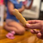Natalia Germani Instagram - Na uliciach New Yorku vás často prepadne hlad. A často nie je úplne priestor sa niekde zastavovať. A tiež často sa dopátrate po týchto uliciach len k nezdravým alternatívam. Ja som sa ako ostrieľaná cestujúca mama naučila, že mám vždy pri sebe pre Zunu nejaký rýchly snack. Buď ide o ovocie, alebo niečo na “chrumkanie”, čo na malú chvíľu kým doriešim teplú stravu zaplní žalúdok😝 A teraz k jadru. Bola som oslovená francúzskou bio značkou Good Gout. Po sestrinej návšteve v NYC s mojím polročným synovcom, som si uvedomila, aké bolo náročné nájsť vhodnú začinajúcu stravu pre batoľa, pokiaľ si doma nemixujete príkrmy z čerstvého ovocia a zeleniny. Niečo podobné ma totiž čoskoro čaká, tak som sa na túto značku pozrela. 4 zaujímavosti: 1. Receptúry sú pripravované michellinským kuchárom Christophom Hayom😝 mňam! 2. Good Gout spolupracuje s oddelením výživy na Pasteurovom inštitúte, s ktorými konzultujú zloženie produktov 3. Každé jedlo má maximálne 2 hlavné zložky- aby sa deti naučili rozoznávať chute surovín 4. Všetko len z BIO surovín Okrem iného good gout používa lokálne suroviny👍🏼, sú členov Bcorp, podielajú sa na ochrane lesov a spolupracujú s mnohými nadáciami. To ale nič nemení na tom, že som našla naše budúce príkrmy. A zároveň naše terajšie chrumkačky, čomu sa veľmi teším. Ak práve hľadáte niečo podobné a jediným výletom a zdrojom pre vás je zatiaľ DM- (ako bolo aj pre mňa), tak sa môžete inšpirovať týmto postom ❤️🌼 #goodgout #goodgoutcz #BLW #prikrmy #prikrmyprodeti #deti #prodeti #babyprikrmy #bioprikrmy #prikrm #bio #materska #materskadovolena #vareni #rustschuti #spoluprace @goodgout_czsk