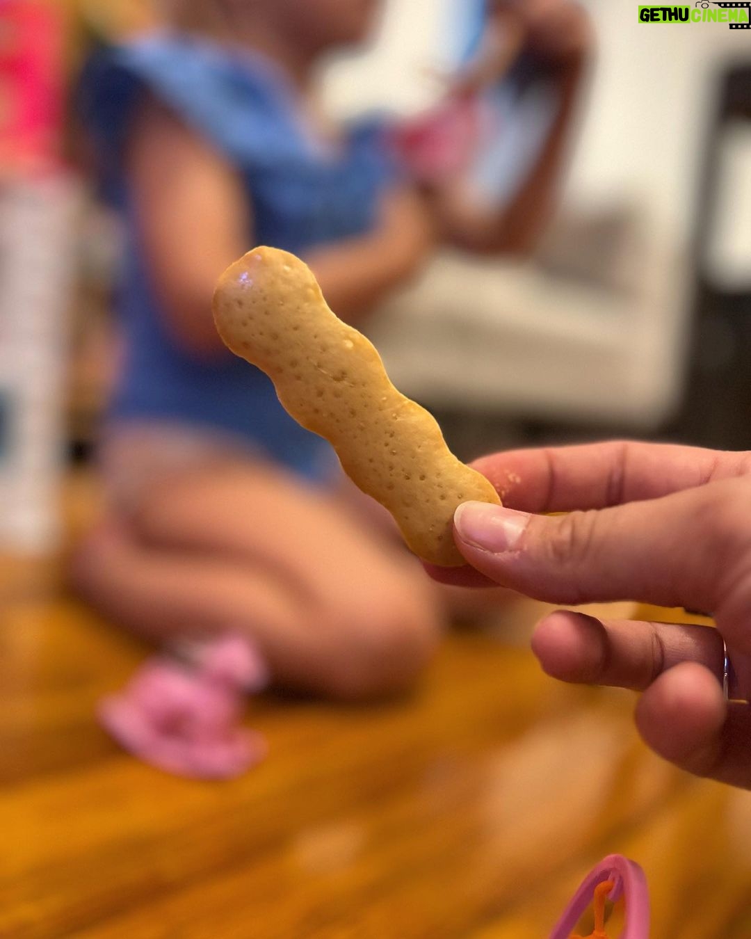 Natalia Germani Instagram - Na uliciach New Yorku vás často prepadne hlad. A často nie je úplne priestor sa niekde zastavovať. A tiež často sa dopátrate po týchto uliciach len k nezdravým alternatívam. Ja som sa ako ostrieľaná cestujúca mama naučila, že mám vždy pri sebe pre Zunu nejaký rýchly snack. Buď ide o ovocie, alebo niečo na “chrumkanie”, čo na malú chvíľu kým doriešim teplú stravu zaplní žalúdok😝 A teraz k jadru. Bola som oslovená francúzskou bio značkou Good Gout. Po sestrinej návšteve v NYC s mojím polročným synovcom, som si uvedomila, aké bolo náročné nájsť vhodnú začinajúcu stravu pre batoľa, pokiaľ si doma nemixujete príkrmy z čerstvého ovocia a zeleniny. Niečo podobné ma totiž čoskoro čaká, tak som sa na túto značku pozrela. 4 zaujímavosti: 1. Receptúry sú pripravované michellinským kuchárom Christophom Hayom😝 mňam! 2. Good Gout spolupracuje s oddelením výživy na Pasteurovom inštitúte, s ktorými konzultujú zloženie produktov 3. Každé jedlo má maximálne 2 hlavné zložky- aby sa deti naučili rozoznávať chute surovín 4. Všetko len z BIO surovín Okrem iného good gout používa lokálne suroviny👍🏼, sú členov Bcorp, podielajú sa na ochrane lesov a spolupracujú s mnohými nadáciami. To ale nič nemení na tom, že som našla naše budúce príkrmy. A zároveň naše terajšie chrumkačky, čomu sa veľmi teším. Ak práve hľadáte niečo podobné a jediným výletom a zdrojom pre vás je zatiaľ DM- (ako bolo aj pre mňa), tak sa môžete inšpirovať týmto postom ❤️🌼 #goodgout #goodgoutcz #BLW #prikrmy #prikrmyprodeti #deti #prodeti #babyprikrmy #bioprikrmy #prikrm #bio #materska #materskadovolena #vareni #rustschuti #spoluprace @goodgout_czsk