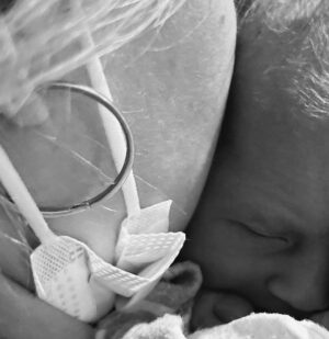Natalia Germani Instagram - 25.8.2023 k nám ešte trošku nečakane priniesli bociany nový balíček nekonečnej a nezastaviteľnej lásky. 
Vesa Valihora, vitaj konečne doma, vitaj na tomto krásnom svete, Milujeme Ťa od prvej sekundy!!
❤️✨