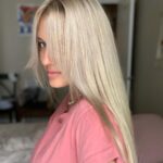 Natalia Germani Instagram - Pomaly, ale isto prichádza jeseň. To znamená padanie listov a žiaľ aj padanie vlasov. U mňa určite, súdiac podľa prvého tehotenstva. Tak sa už pomaly pripravujem aj s Reghaar kombom šampón + vlasový aktivátor. Možno ma napokon prinúti skrátiť si vlasy chuť po zmene, ale zatiaľ si ich po tohtoročnom slnečnom záťahu šetrím najviac ako sa dá. Cca 2x za týždeň s Reghaar. Ďakujem za vaše správy, skúsenosti a ohlasy s touto značkou. Kto má problém s lupinami, mastením, či padaním vlasov, zájdite do lekárne a vyskúšajte tohto rastlinného pomocníka. A dajte potom aj feedback. Zatiaľ sa mi vracajú veľmi pekné🙏🏻 Kto by chcel ušetriť čas strávený v lekárni a mať dopravu objednávk zadarmo, zadajte si cez eshop klubzdravia.sk “DopravazadarmoRegh” Platí inak na celú objednávku, ktorá obsahuje aspoň 1 Reghaar produkt👍🏼 #spolupraca