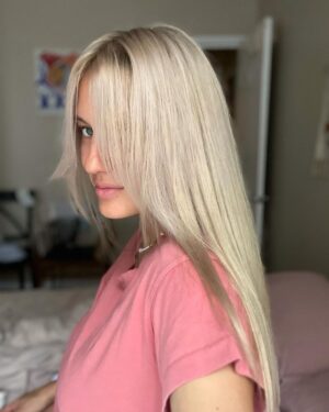 Natalia Germani Instagram - Pomaly, ale isto prichádza jeseň.
To znamená padanie listov a žiaľ aj padanie vlasov.
U mňa určite, súdiac podľa prvého tehotenstva.
Tak sa už pomaly pripravujem aj s Reghaar kombom šampón + vlasový aktivátor. 
Možno ma napokon prinúti skrátiť si vlasy chuť po zmene, ale zatiaľ si ich po tohtoročnom slnečnom záťahu šetrím najviac ako sa dá. Cca 2x za týždeň s Reghaar. 
Ďakujem za vaše správy, skúsenosti a ohlasy s touto značkou.
Kto má problém s lupinami, mastením, či padaním vlasov, zájdite do lekárne a vyskúšajte tohto rastlinného pomocníka. A dajte potom aj feedback. Zatiaľ sa mi vracajú veľmi pekné🙏🏻
Kto by chcel ušetriť čas strávený v lekárni a mať dopravu objednávk zadarmo, zadajte si cez eshop klubzdravia.sk “DopravazadarmoRegh” 
Platí inak na celú objednávku, ktorá obsahuje aspoň 1 Reghaar produkt👍🏼
#spolupraca