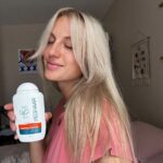 Natalia Germani Instagram - Pomaly, ale isto prichádza jeseň. To znamená padanie listov a žiaľ aj padanie vlasov. U mňa určite, súdiac podľa prvého tehotenstva. Tak sa už pomaly pripravujem aj s Reghaar kombom šampón + vlasový aktivátor. Možno ma napokon prinúti skrátiť si vlasy chuť po zmene, ale zatiaľ si ich po tohtoročnom slnečnom záťahu šetrím najviac ako sa dá. Cca 2x za týždeň s Reghaar. Ďakujem za vaše správy, skúsenosti a ohlasy s touto značkou. Kto má problém s lupinami, mastením, či padaním vlasov, zájdite do lekárne a vyskúšajte tohto rastlinného pomocníka. A dajte potom aj feedback. Zatiaľ sa mi vracajú veľmi pekné🙏🏻 Kto by chcel ušetriť čas strávený v lekárni a mať dopravu objednávk zadarmo, zadajte si cez eshop klubzdravia.sk “DopravazadarmoRegh” Platí inak na celú objednávku, ktorá obsahuje aspoň 1 Reghaar produkt👍🏼 #spolupraca