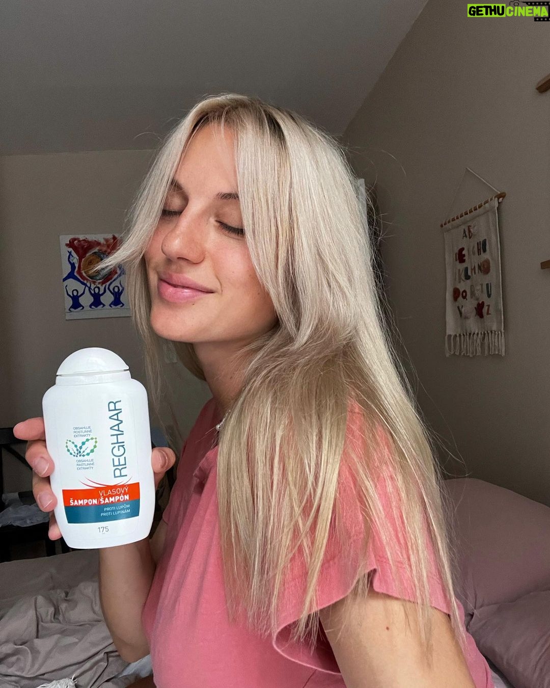 Natalia Germani - 3.2K Likes - Pomaly, ale isto prichádza jeseň.
To znamená padanie listov a žiaľ aj padanie vlasov.
U mňa určite, súdiac podľa prvého tehotenstva.
Tak sa už pomaly pripravujem aj s Reghaar kombom šampón + vlasový aktivátor.
Možno ma napokon prinúti skrátiť si vlasy chuť po zmene, ale zatiaľ si ich po tohtoročnom slnečnom záťahu šetrím najviac ako sa dá. Cca 2x za týždeň s Reghaar.
Ďakujem za vaše správy, skúsenosti a ohlasy s touto značkou.
Kto má problém s lupinami, mastením, či padaním vlasov, zájdite do lekárne a vyskúšajte tohto rastlinného pomocníka. A dajte potom aj feedback. Zatiaľ sa mi vracajú veľmi pekné🙏🏻
Kto by chcel ušetriť čas strávený v lekárni a mať dopravu objednávk zadarmo, zadajte si cez eshop klubzdravia.sk “DopravazadarmoRegh”
Platí inak na celú objednávku, ktorá obsahuje aspoň 1 Reghaar produkt👍🏼
#spolupraca