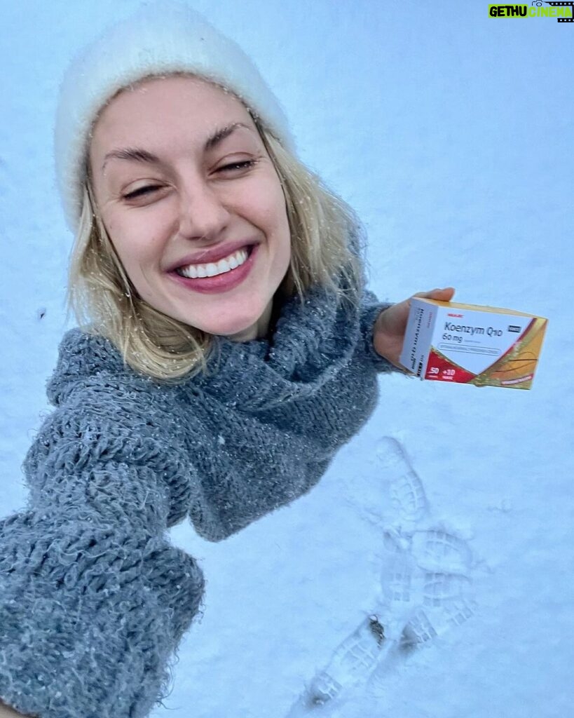 Natalia Germani Instagram - Tento rok sa stal zázrak! Na Vianoce nasnežilo✨🎄 Ak ste vy náhodou, tak ako ja každý rok, nestihli zázrak a nemáte všetko nakúpené a pripravené, dávam do pozornosti Walmark, ktorý pripravil aj tohtoročné Vianoce pre svojich klientov výhodné vianočné a k tomu pekne zaodené balenia svojich najlepších produktov🙂 Výživové doplnky od výrobcu s certifikátom GMP nájdete vo svojej lekárni! Pre rodičov, starých rodičov najviac využiteľné drobnosti pod stromček🎄 Merry merry✨ #spolupraca
