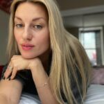 Natalia Germani Instagram - Stav potehotenské hormóny a vypadávanie vlasov 1:0 pre mňa. Oproti tomu po Zune, kde som mala o takomto čase po pôrode doslova kúty, som sa hneď vrhla do prevencie a už počas tehu som používala Reghaar šampón a HLAVNE ich vlasový aktivátor. Ak vám vypadávajú vlasy, máte lupiny, doplňte do Vašich radov šampónov prírodný Reghaar, ktorý skvele dopĺňa rekonštrukčné šampóny a zbavuje suchú pokožku hlavy po farbení vlasov akéhokoľvek počiatku tvorby lupín. Inak, kadernícke info. Je dobré šampóny obmieňať. Ak máte obľúbenú značku, ktorá vám sedí, občas zmeniť aspoň radu. Ak sa nebojíte zmeny, prírodné veci telo vždy uvíta. Ja už som namotala aj moju rodinu, tým že ho mám doma vystavený😝 K tomu pripomínam, že cez klubzdravia.sk s kódom “DopravazadarmoRegh” ušetríte nie len za dopravu, ale aj čas ✨ Tento kód máme predĺžený s platnosťou do konca roka 👍🏼