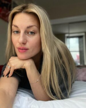 Natalia Germani Instagram - Stav potehotenské hormóny a vypadávanie vlasov 1:0 pre mňa. 
Oproti tomu po Zune, kde som mala o takomto čase po pôrode doslova kúty, som sa hneď vrhla do prevencie a už počas tehu som používala Reghaar šampón a HLAVNE ich vlasový aktivátor. Ak vám vypadávajú vlasy, máte lupiny, doplňte do Vašich radov šampónov prírodný Reghaar, ktorý skvele dopĺňa rekonštrukčné šampóny a zbavuje suchú pokožku hlavy po farbení vlasov akéhokoľvek počiatku tvorby lupín. Inak, kadernícke info. Je dobré šampóny obmieňať. Ak máte obľúbenú značku, ktorá vám sedí, občas zmeniť aspoň radu. Ak sa nebojíte zmeny, prírodné veci telo vždy uvíta. Ja už som namotala aj moju rodinu, tým že ho mám doma vystavený😝 
K tomu pripomínam, že cez klubzdravia.sk s kódom “DopravazadarmoRegh” ušetríte nie len za dopravu, ale aj čas ✨ Tento kód máme predĺžený s platnosťou do konca roka 👍🏼