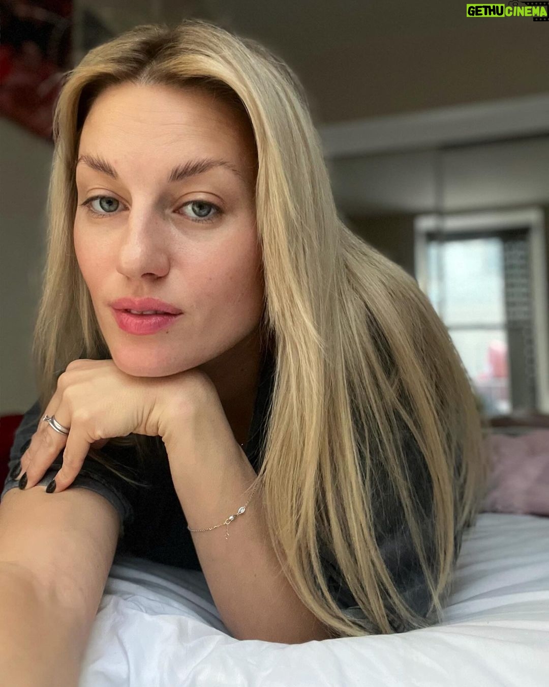 Natalia Germani - 2K Likes - Stav potehotenské hormóny a vypadávanie vlasov 1:0 pre mňa.
Oproti tomu po Zune, kde som mala o takomto čase po pôrode doslova kúty, som sa hneď vrhla do prevencie a už počas tehu som používala Reghaar šampón a HLAVNE ich vlasový aktivátor. Ak vám vypadávajú vlasy, máte lupiny, doplňte do Vašich radov šampónov prírodný Reghaar, ktorý skvele dopĺňa rekonštrukčné šampóny a zbavuje suchú pokožku hlavy po farbení vlasov akéhokoľvek počiatku tvorby lupín. Inak, kadernícke info. Je dobré šampóny obmieňať. Ak máte obľúbenú značku, ktorá vám sedí, občas zmeniť aspoň radu. Ak sa nebojíte zmeny, prírodné veci telo vždy uvíta. Ja už som namotala aj moju rodinu, tým že ho mám doma vystavený😝
K tomu pripomínam, že cez klubzdravia.sk s kódom “DopravazadarmoRegh” ušetríte nie len za dopravu, ale aj čas ✨ Tento kód máme predĺžený s platnosťou do konca roka 👍🏼