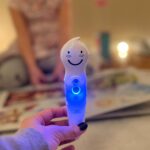 Natalia Germani Instagram - Kúzelné čítanie s @albi_slovensko je naozaj kúzelné najmä keď ide o moje obľúbené bájky! Tie od Ezopa zbožňujem od detstva, sú krátke, takže dieťa sa na ne tú chvíľu dokáže sústrediť a prinášajú na záver dôležité ponaučenie😝 Nachvíľku som sa vrátila do svetielkujúceho detstva v perinke, keď sme si púštali ešte zopár pred spinkaním. To je náš čas po celom dni v škôlke a na krúžkoch, keď na nás číha tma pomerne skoro🙂 Čo je milé, nemusela som čítať ja😂 to je tiež občas veľká výhoda po celom dni. Okrem toho, najviac ju samozrejme zaujala funkcia nahrávania svojích vlastných odpovedí na otázky k bájkam! A prirodzene sme prešli na nahrávanie piesní Let it go etc. Svoj hlas rado skúma každé dieťa 🙂 Mám pre vás aj kód pred Vianocami. “GERMANI10” je pre vás funkčný od 9.12 do 14.12. a využívajte ho jedna radosť na celú kategóriu Kúzelné čítanie.✨ P.S. Ceruzku je nutné si kúpiť zvlášť, nie je súčasťou balenia🙂 Užívajte! #kuzelnecitanie #hovoriaceknihy #albislovensko