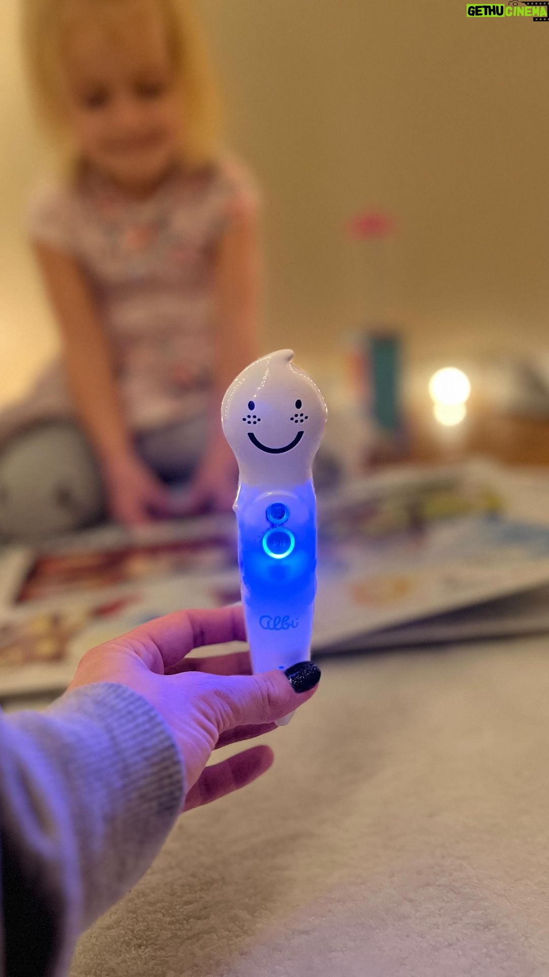 Natalia Germani Instagram - Kúzelné čítanie s @albi_slovensko je naozaj kúzelné najmä keď ide o moje obľúbené bájky! Tie od Ezopa zbožňujem od detstva, sú krátke, takže dieťa sa na ne tú chvíľu dokáže sústrediť a prinášajú na záver dôležité ponaučenie😝 Nachvíľku som sa vrátila do svetielkujúceho detstva v perinke, keď sme si púštali ešte zopár pred spinkaním. To je náš čas po celom dni v škôlke a na krúžkoch, keď na nás číha tma pomerne skoro🙂 Čo je milé, nemusela som čítať ja😂 to je tiež občas veľká výhoda po celom dni. Okrem toho, najviac ju samozrejme zaujala funkcia nahrávania svojích vlastných odpovedí na otázky k bájkam! A prirodzene sme prešli na nahrávanie piesní Let it go etc. Svoj hlas rado skúma každé dieťa 🙂 Mám pre vás aj kód pred Vianocami. “GERMANI10” je pre vás funkčný od 9.12 do 14.12. a využívajte ho jedna radosť na celú kategóriu Kúzelné čítanie.✨ P.S. Ceruzku je nutné si kúpiť zvlášť, nie je súčasťou balenia🙂 Užívajte! #kuzelnecitanie #hovoriaceknihy #albislovensko