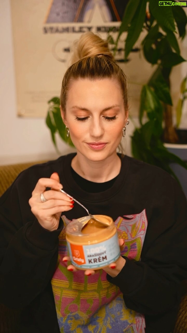 Natalia Germani Instagram - Kto ešte neochutnal domáce orechové maslá, orechy, lyofilizované ovocie, orechové tyčinky v mede od @grizly.sk , tak si dnes večer pozrite ich výber! Polku donesenej nádielky priamo z Olomouca sme už skonzumovali😀 Každý z rodiny to svoje obľúbené. Najlepšie zakomponovať do zdravého a vyváženého jedálnička. Čoskoro dáme nejaký recept😜 Btw, na stránke som našla aj indické korenia a rôzne tekuté bujóny, pre gazdinky🙂 #spolupraca a za spracovanie ďakujeme našej @viktoriavalihora