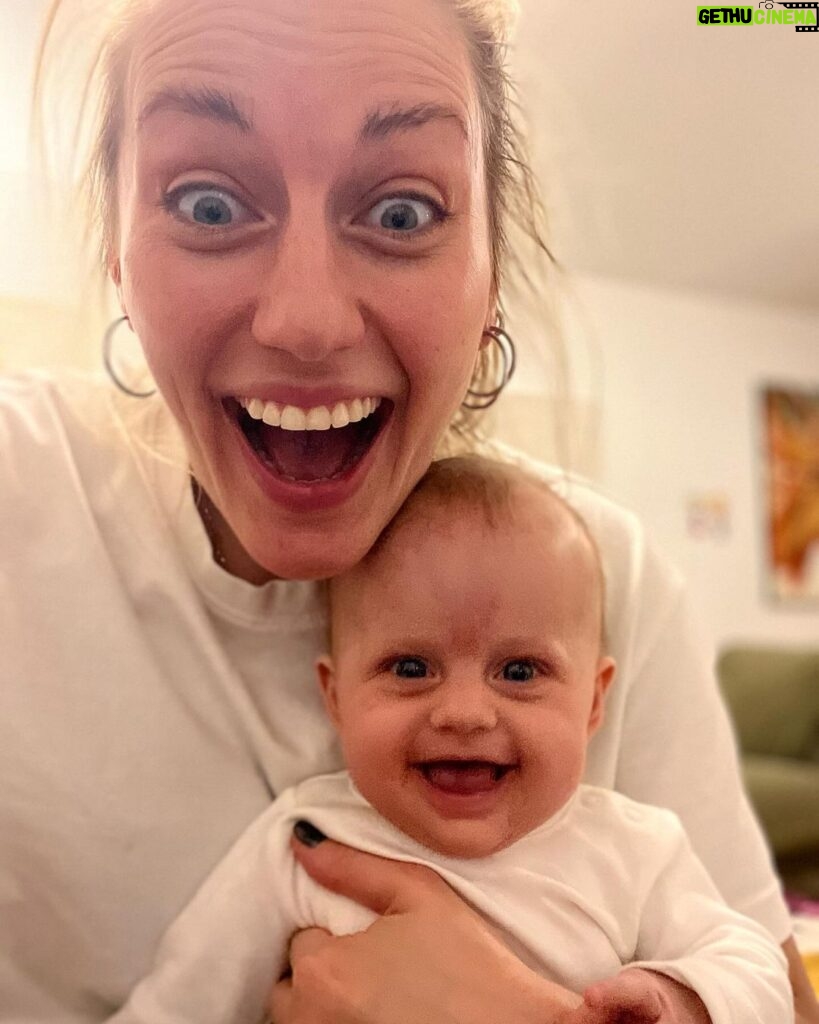 Natalia Germani Instagram - Dneska 2x 1.x 😂❤️✨ 1. Vesa sa prvýkrát usmiala pre účely selfie kamery 2. Zuna sa prvýkrát podpísala😝 Ja vás milujem baby moje!!!❤️❤️