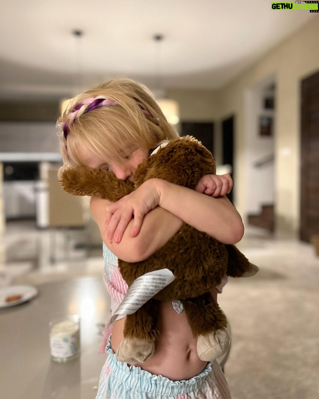 Natalia Germani Instagram - Sú hračky a potom sú Hračky s veľkým H. Druhá kategória pre mňa predstavuje niečo výnimočné. Niečo čo prináša nový nápad, nový prístup a niečo čo dieťa hneď na prvú zaujme. Warmies od Albi sú totiž plyšáci, ktorí ohrievajú počas zimy alebo naopak ochladzujú počas leta. V brušku majú 100% prírodnú náplň z prosa a ľanových semienok. Okrem toho v sebe nesú vôňu levandule priamo z Francúzska, ktorá má upokojujúce účinky. Stačí ich ohriať v mikrovlnke alebo naopak ochladiť v chladničke a až 2 HODINY vydržia v teple/zime v postielke s vašim dieťatkom. Zuna dnes spala so svojím leňochodom 1.x a nad ránom za nami prišla do spálne aj so svojím novým kamarátom, ktorý stále trošku hrial. Asi sa budú dosť kamošiť. ❤️ ✨✨ Milé, voňavé, teplučké. Teším sa na zimu, zababušenú v perinách v teplúčku s leňochodom. Kto by chcel leňochoda, alebo iné ohrievacie zvieratko doma, otvorte si stránku @albi_slovensko a zadajte kód NATY11. Od 6.12 do 12.12 budete mať čokoľvek z kategórie Darčeky lacnejšie❤️ #warmies #plysak #radostodalbi