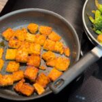 Natalia Germani Instagram - Recept na najlepšie TOFU by Germani! Keďže varím aj pre vegetariánku, a nechceme dokola jesť to isté (aj keď tefa často to robíme, lebo nám to chutí), stále sa pokúšam vymýšľať niečo nové. Naposledy v Amerike som sa pustila do Tofu ale pripadalo mi hrozne mdlé, tak som ptvorila skrinku s omáčkami a koreninami a nech sa páči! Uvarte si najchutnejšie Tofu. Jedia ho okrem vegetariánov (Viki) aj zarytí mäsožravci (Martin) aj malé deti (Zuna). A keby môže, myslím, že aj Vesa by si pochutila❤️ Potrebujeme: * Tofu (extra firm) konzistenciou čo najpevnejšie, aby sa nerozmágalo pri miešaní varechou * Sézamové semiačky * Chilli ( ja som tentokrát kvôli Zune nedávala, lebo minule mala pripomienky, ale vy dajte!) * Soľ * Barbecue sauce * A tajomstvo mojej kuchyne - Med Príloha: * Brokolica * Soľ * Balsamico Extra jednoduché, Tofu opekám na silnom “ohni” potom je chrumkavé zvonka a lahodné vnútri. Brokolila k tomu strašne ide a je veľmi zdravá. Veďme naše deti a rodinu k zdravej, farebnej, a hlavne chutnej strave. Tento recept vznikol v spolupráci s @mora_sr a mojími najobľúbenejšími spotrebičmi od nich ❤️ A každý, kdo si kúpi medzi 18.9. a 15.12. set troch takýchto spotrebičov MORA (rúra, varná doska a umývačma), získa sadu riadu v cene 199 € zdarma: https://www.mora.sk/sada-riadu-zadarmo/ ✨