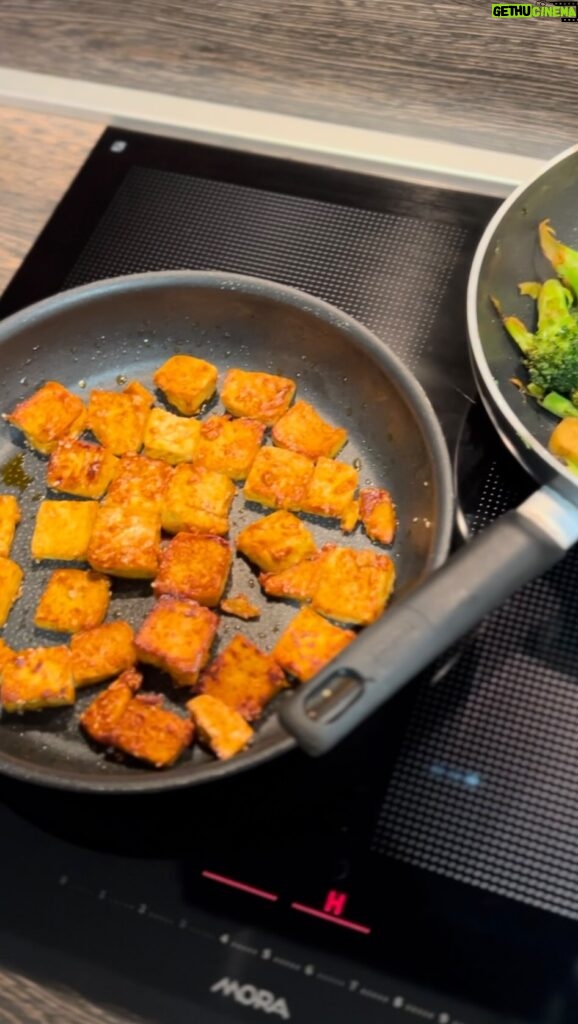 Natalia Germani Instagram - Recept na najlepšie TOFU by Germani! Keďže varím aj pre vegetariánku, a nechceme dokola jesť to isté (aj keď tefa často to robíme, lebo nám to chutí), stále sa pokúšam vymýšľať niečo nové. Naposledy v Amerike som sa pustila do Tofu ale pripadalo mi hrozne mdlé, tak som ptvorila skrinku s omáčkami a koreninami a nech sa páči! Uvarte si najchutnejšie Tofu. Jedia ho okrem vegetariánov (Viki) aj zarytí mäsožravci (Martin) aj malé deti (Zuna). A keby môže, myslím, že aj Vesa by si pochutila❤️ Potrebujeme: * Tofu (extra firm) konzistenciou čo najpevnejšie, aby sa nerozmágalo pri miešaní varechou * Sézamové semiačky * Chilli ( ja som tentokrát kvôli Zune nedávala, lebo minule mala pripomienky, ale vy dajte!) * Soľ * Barbecue sauce * A tajomstvo mojej kuchyne - Med Príloha: * Brokolica * Soľ * Balsamico Extra jednoduché, Tofu opekám na silnom “ohni” potom je chrumkavé zvonka a lahodné vnútri. Brokolila k tomu strašne ide a je veľmi zdravá. Veďme naše deti a rodinu k zdravej, farebnej, a hlavne chutnej strave. Tento recept vznikol v spolupráci s @mora_sr a mojími najobľúbenejšími spotrebičmi od nich ❤️ A každý, kdo si kúpi medzi 18.9. a 15.12. set troch takýchto spotrebičov MORA (rúra, varná doska a umývačma), získa sadu riadu v cene 199 € zdarma: https://www.mora.sk/sada-riadu-zadarmo/ ✨