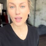 Natalia Germani Instagram - Táto zmena je veru něco! A čo bolo najviac easy, že sme to s maminou zbúchali hodinku pred rodinnou oslavou. V pohodlí domova s Wellaton Intense. Prečo Intense? Wellaton je intenzívna dlhotrvajúca farba, ktorá vydrží až 8 týždňov. Potom vie zamiešať karty už len to, že vyrastajú😝 * 100% krytie šedín- odskúšané * ochrana proti vysušovaniu vlasov vďaka hydratačnej kúre s arganovým olejem - odskúšané * okrem toho má príjemnú kvetinovú vôňu, takže v kúpeľni počas farbenia sa dalo prebrať všetky neprebraté témy - odskúšané Hotovo! Mamina je mega spokojná. A je teda tiež✨ Dostanete cez Notino alebo v kamenných predajniach DM drogéria🙂 @wellaflex_cz_sk #wellaflex_cz_sk #wellaton #haircoloring #spolupraca