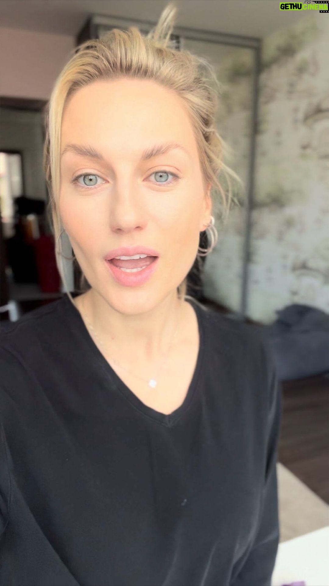 Natalia Germani Instagram - Táto zmena je veru něco! A čo bolo najviac easy, že sme to s maminou zbúchali hodinku pred rodinnou oslavou. V pohodlí domova s Wellaton Intense. Prečo Intense? Wellaton je intenzívna dlhotrvajúca farba, ktorá vydrží až 8 týždňov. Potom vie zamiešať karty už len to, že vyrastajú😝 * 100% krytie šedín- odskúšané * ochrana proti vysušovaniu vlasov vďaka hydratačnej kúre s arganovým olejem - odskúšané * okrem toho má príjemnú kvetinovú vôňu, takže v kúpeľni počas farbenia sa dalo prebrať všetky neprebraté témy - odskúšané Hotovo! Mamina je mega spokojná. A je teda tiež✨ Dostanete cez Notino alebo v kamenných predajniach DM drogéria🙂 @wellaflex_cz_sk #wellaflex_cz_sk #wellaton #haircoloring #spolupraca
