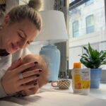 Natalia Germani Instagram - Tentokrát som sa nechala inšpirovať mojimi kamarátkami ja a aj cez Instagram som videla neustále odporúčania na Weledu. Tak som začala rovno počas tehotenstva s mama radom❤️ A dnes vás môžem odporúčať BABY rad, ktorý môžete používať už pri tých najviac mini bábätkách hneď po narodení. My sme také mini bábo veru mali. Je to trio produktov Nechtíkový kúpeľ, Krém na zadoček a Nechtíkový olej. Aby dokázala detská pokožka plniť svoju ochrannú funkciu, nesmie byť zbytočne zaťažovaná. Čisto prírodné ingrediencie dokážu pokožke poskytnúť všetko, čo potrebuje bez toho, aby ju narušovali. Hlavný zdroj, Nechtík lekársky, krásne vonia a zanecháva hebkú pokožku bábätka. Veľmi odporúčam inak aj pomarančový sprcháč Kids 2v1, ten ale pre väčšie deti, ten je Zunin obľúbený. #spolupraca s @weledask