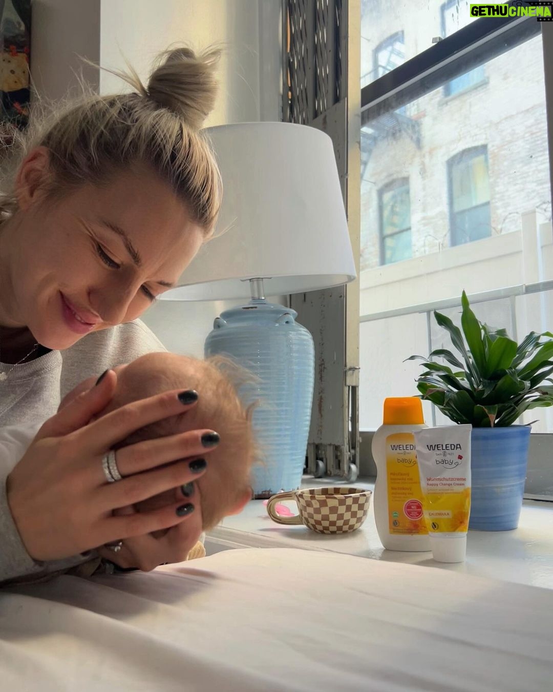 Natalia Germani Instagram - Tentokrát som sa nechala inšpirovať mojimi kamarátkami ja a aj cez Instagram som videla neustále odporúčania na Weledu. Tak som začala rovno počas tehotenstva s mama radom❤️ A dnes vás môžem odporúčať BABY rad, ktorý môžete používať už pri tých najviac mini bábätkách hneď po narodení. My sme také mini bábo veru mali. Je to trio produktov Nechtíkový kúpeľ, Krém na zadoček a Nechtíkový olej. Aby dokázala detská pokožka plniť svoju ochrannú funkciu, nesmie byť zbytočne zaťažovaná. Čisto prírodné ingrediencie dokážu pokožke poskytnúť všetko, čo potrebuje bez toho, aby ju narušovali. Hlavný zdroj, Nechtík lekársky, krásne vonia a zanecháva hebkú pokožku bábätka. Veľmi odporúčam inak aj pomarančový sprcháč Kids 2v1, ten ale pre väčšie deti, ten je Zunin obľúbený. #spolupraca s @weledask