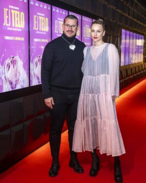Natalia Germani Instagram - Do tretice všetko dobré a touto bratislavskou premiérou @jejitelo ukončujeme našu tour, no verím že film si ešte po svete ešte pocestuje. 
Ďakujeme za všetku podporu✨✨

Na sebe mám úžasný hodvábny model od @patrikhaaz 
Pri sebe mám úžasného modela @martinvalihora ❤️❤️✨