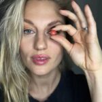 Natalia Germani Instagram - Včera som mala tú najsladšiu mrkvovú tortu a dnes je Deň diabetu a ja som si spomenula na všetkých, ktorí si takúto dobrotu nemôžu zo zdravotných dôvodov dopriať. Walmark, držiteľ certifikátu GMP, taktiež myslí na túto skupinu ľudí a v jeho portfóliu nechýba výživový doplnok pre diabetikov- Dialevel. Je vhodný tiež pre-diabetikov v režime všeobecných preventívnych opatrení, osoby s poruchou glukózovej tolerancie a osoby s nadváhou. Obsahuje synergicky pôsobiacu kombináciu: extrakt zo škorice, chróm a kyselinu alfa-lipoovú * Škorica prispieva k udržaniu normálnej hladiny glukózy v krvi * Chróm prispieva k správnemu metabolizmu makroživín a prispieva k udržaniu normálnej hladiny glukózy v krvi * Kyselina alfa-lipoová sa niekedy nazýva ako vitamín B13 a pomáha premieňať v metabolickom procese sacharidy, tuky a bielkoviny získané potravou, na využiteľnú energiu Odporúčam objednávať online, lebo som tento produkt zháňala poldňa v Prahe a nakoniec som ho našla len na Anděli. Asi nado mnou ten Anděl stál✨😝