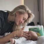 Natalia Germani Instagram - Koľko detských plienok denne vyhodíte do koša? Ja momentálne tak 7. 7x7x4= 196 plienok za mesiac. To som jedna mama. Koľko ich je v tomto čase asi na Slovensku? A koľko asi tak na celom svete? Asi takto nejak som premýšľala pred narodením mojej druhorodenej. V tom čase ma oslovila @healthfactory_cz , ktorá spolupracuje so značkami s rešpektom k prírode. Také su aj, u náse ešte nie veľmi známe plienky, Muumi Baby. Pochadzajú z Fínska, kde sa aj vyrábajú v jedinej továrni priamo na plienky pomocou solárnej a vodnej energie, sú z certifikovanej celulózy z fínskych lesov a sú CO2 neutrálne. Okrem iného sú hypoalergénne, majú priedušný materiál z rastlinných vlákien a super držia. Ešte sme nemali ani jednu nehodu. Všetky vieme, že ich potrebujeme, a zároveň je skvelé, že v dnešnej dobe máme všetky možnosť si vybrať to najlepšie podľa našich preferencií. Ja som sa pustila do tejto ekospolupráce a snáď ňou môžem inšpirovať aj vás Pri kúpe mesačného balenia plienok MUUMI BABY v dátumoch od 13.11.-19.11. totiž dostanete zdarma super pomocníka, ktorého máme doma už odkedy sa narodila Zuna, odor free kôš na plienky značky Tommee Tippee ✨🙂 Odporúčam 👍🏼 #muumi #muumibaby #ekopleny #muumibabyczsk #spolupraca Everywhere