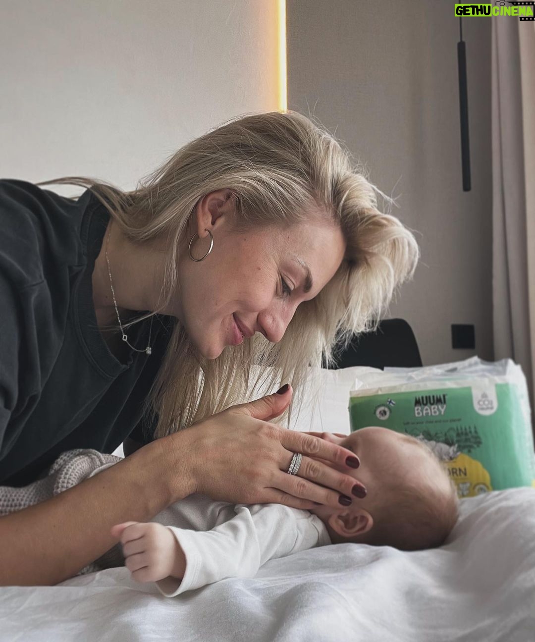 Natalia Germani Instagram - Koľko detských plienok denne vyhodíte do koša? Ja momentálne tak 7. 7x7x4= 196 plienok za mesiac. To som jedna mama. Koľko ich je v tomto čase asi na Slovensku? A koľko asi tak na celom svete? Asi takto nejak som premýšľala pred narodením mojej druhorodenej. V tom čase ma oslovila @healthfactory_cz , ktorá spolupracuje so značkami s rešpektom k prírode. Také su aj, u náse ešte nie veľmi známe plienky, Muumi Baby. Pochadzajú z Fínska, kde sa aj vyrábajú v jedinej továrni priamo na plienky pomocou solárnej a vodnej energie, sú z certifikovanej celulózy z fínskych lesov a sú CO2 neutrálne. Okrem iného sú hypoalergénne, majú priedušný materiál z rastlinných vlákien a super držia. Ešte sme nemali ani jednu nehodu. Všetky vieme, že ich potrebujeme, a zároveň je skvelé, že v dnešnej dobe máme všetky možnosť si vybrať to najlepšie podľa našich preferencií. Ja som sa pustila do tejto ekospolupráce a snáď ňou môžem inšpirovať aj vás Pri kúpe mesačného balenia plienok MUUMI BABY v dátumoch od 13.11.-19.11. totiž dostanete zdarma super pomocníka, ktorého máme doma už odkedy sa narodila Zuna, odor free kôš na plienky značky Tommee Tippee ✨🙂 Odporúčam 👍🏼 #muumi #muumibaby #ekopleny #muumibabyczsk #spolupraca Everywhere