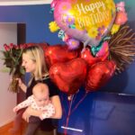 Natalia Germani Instagram - #31 Moja každoročná januárová oslava dopadne vždy najviac nečakane. Vždy úplne inde a vždy najkrajšie. Plná smiechu, lásky a super nálady. A vždy s touto našou šialenou zostavou s príbehmi na 10 kníh. Milujem vás a hlavne Ďakujem❤️🙏🏻