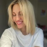 Natalia Germani Instagram - Stav potehotenské hormóny a vypadávanie vlasov 1:0 pre mňa. Oproti tomu po Zune, kde som mala o takomto čase po pôrode doslova kúty, som sa hneď vrhla do prevencie a už počas tehu som používala Reghaar šampón a HLAVNE ich vlasový aktivátor. Ak vám vypadávajú vlasy, máte lupiny, doplňte do Vašich radov šampónov prírodný Reghaar, ktorý skvele dopĺňa rekonštrukčné šampóny a zbavuje suchú pokožku hlavy po farbení vlasov akéhokoľvek počiatku tvorby lupín. Inak, kadernícke info. Je dobré šampóny obmieňať. Ak máte obľúbenú značku, ktorá vám sedí, občas zmeniť aspoň radu. Ak sa nebojíte zmeny, prírodné veci telo vždy uvíta. Ja už som namotala aj moju rodinu, tým že ho mám doma vystavený😝 K tomu pripomínam, že cez klubzdravia.sk s kódom “DopravazadarmoRegh” ušetríte nie len za dopravu, ale aj čas ✨ Tento kód máme predĺžený s platnosťou do konca roka 👍🏼