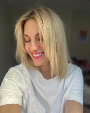 Natalia Germani Instagram - Stav potehotenské hormóny a vypadávanie vlasov 1:0 pre mňa. 
Oproti tomu po Zune, kde som mala o takomto čase po pôrode doslova kúty, som sa hneď vrhla do prevencie a už počas tehu som používala Reghaar šampón a HLAVNE ich vlasový aktivátor. Ak vám vypadávajú vlasy, máte lupiny, doplňte do Vašich radov šampónov prírodný Reghaar, ktorý skvele dopĺňa rekonštrukčné šampóny a zbavuje suchú pokožku hlavy po farbení vlasov akéhokoľvek počiatku tvorby lupín. Inak, kadernícke info. Je dobré šampóny obmieňať. Ak máte obľúbenú značku, ktorá vám sedí, občas zmeniť aspoň radu. Ak sa nebojíte zmeny, prírodné veci telo vždy uvíta. Ja už som namotala aj moju rodinu, tým že ho mám doma vystavený😝 
K tomu pripomínam, že cez klubzdravia.sk s kódom “DopravazadarmoRegh” ušetríte nie len za dopravu, ale aj čas ✨ Tento kód máme predĺžený s platnosťou do konca roka 👍🏼