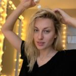 Natalia Germani Instagram - Stav potehotenské hormóny a vypadávanie vlasov 1:0 pre mňa. Oproti tomu po Zune, kde som mala o takomto čase po pôrode doslova kúty, som sa hneď vrhla do prevencie a už počas tehu som používala Reghaar šampón a HLAVNE ich vlasový aktivátor. Ak vám vypadávajú vlasy, máte lupiny, doplňte do Vašich radov šampónov prírodný Reghaar, ktorý skvele dopĺňa rekonštrukčné šampóny a zbavuje suchú pokožku hlavy po farbení vlasov akéhokoľvek počiatku tvorby lupín. Inak, kadernícke info. Je dobré šampóny obmieňať. Ak máte obľúbenú značku, ktorá vám sedí, občas zmeniť aspoň radu. Ak sa nebojíte zmeny, prírodné veci telo vždy uvíta. Ja už som namotala aj moju rodinu, tým že ho mám doma vystavený😝 K tomu pripomínam, že cez klubzdravia.sk s kódom “DopravazadarmoRegh” ušetríte nie len za dopravu, ale aj čas ✨ Tento kód máme predĺžený s platnosťou do konca roka 👍🏼