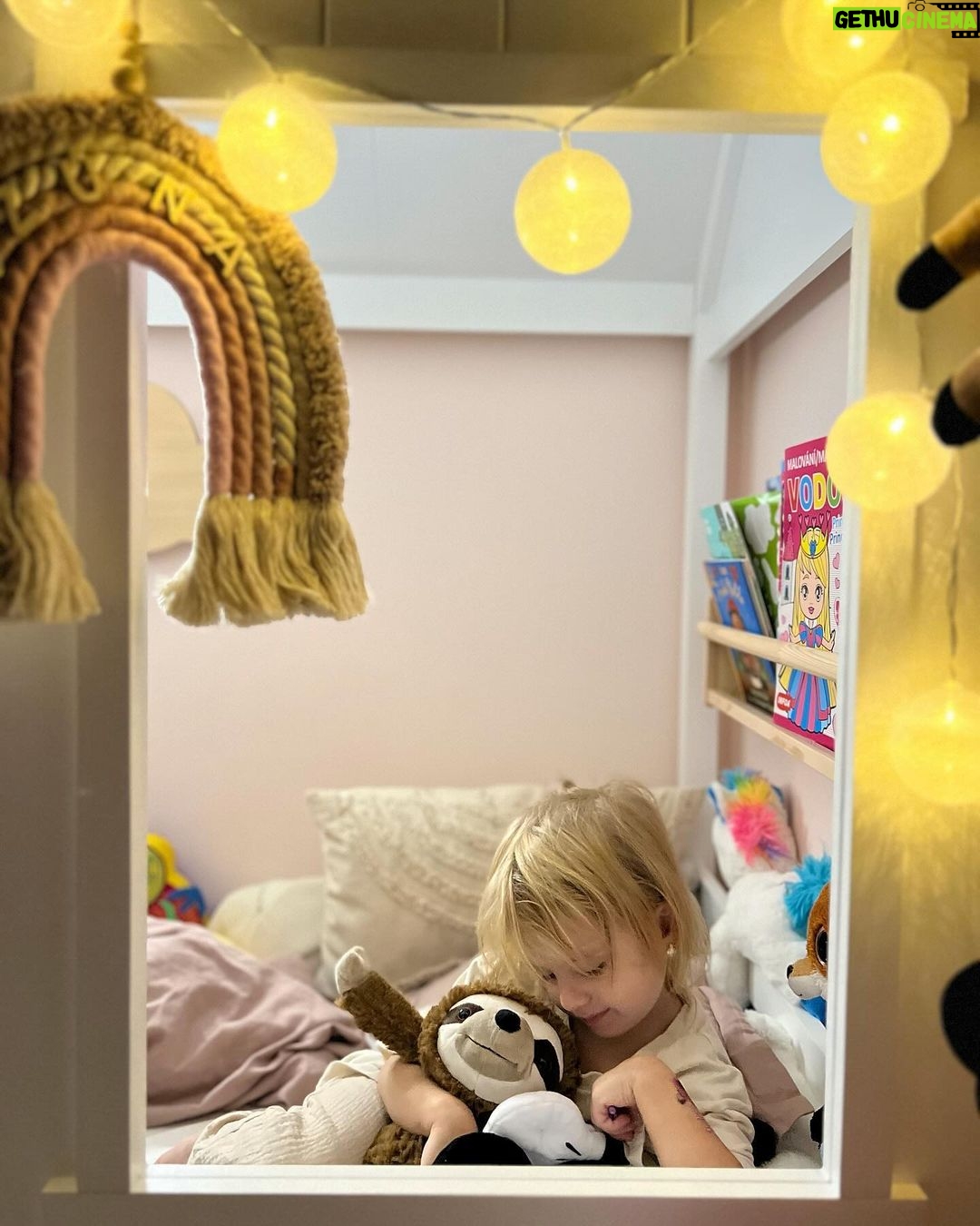 Natalia Germani Instagram - Sú hračky a potom sú Hračky s veľkým H. Druhá kategória pre mňa predstavuje niečo výnimočné. Niečo čo prináša nový nápad, nový prístup a niečo čo dieťa hneď na prvú zaujme. Warmies od Albi sú totiž plyšáci, ktorí ohrievajú počas zimy alebo naopak ochladzujú počas leta. V brušku majú 100% prírodnú náplň z prosa a ľanových semienok. Okrem toho v sebe nesú vôňu levandule priamo z Francúzska, ktorá má upokojujúce účinky. Stačí ich ohriať v mikrovlnke alebo naopak ochladiť v chladničke a až 2 HODINY vydržia v teple/zime v postielke s vašim dieťatkom. Zuna dnes spala so svojím leňochodom 1.x a nad ránom za nami prišla do spálne aj so svojím novým kamarátom, ktorý stále trošku hrial. Asi sa budú dosť kamošiť. ❤️ ✨✨ Milé, voňavé, teplučké. Teším sa na zimu, zababušenú v perinách v teplúčku s leňochodom. Kto by chcel leňochoda, alebo iné ohrievacie zvieratko doma, otvorte si stránku @albi_slovensko a zadajte kód NATY11. Od 6.12 do 12.12 budete mať čokoľvek z kategórie Darčeky lacnejšie❤️ #warmies #plysak #radostodalbi