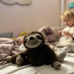 Natalia Germani Instagram - Sú hračky a potom sú Hračky s veľkým H. Druhá kategória pre mňa predstavuje niečo výnimočné. Niečo čo prináša nový nápad, nový prístup a niečo čo dieťa hneď na prvú zaujme. Warmies od Albi sú totiž plyšáci, ktorí ohrievajú počas zimy alebo naopak ochladzujú počas leta. V brušku majú 100% prírodnú náplň z prosa a ľanových semienok. Okrem toho v sebe nesú vôňu levandule priamo z Francúzska, ktorá má upokojujúce účinky. Stačí ich ohriať v mikrovlnke alebo naopak ochladiť v chladničke a až 2 HODINY vydržia v teple/zime v postielke s vašim dieťatkom. Zuna dnes spala so svojím leňochodom 1.x a nad ránom za nami prišla do spálne aj so svojím novým kamarátom, ktorý stále trošku hrial. Asi sa budú dosť kamošiť. ❤️ ✨✨ Milé, voňavé, teplučké. Teším sa na zimu, zababušenú v perinách v teplúčku s leňochodom. Kto by chcel leňochoda, alebo iné ohrievacie zvieratko doma, otvorte si stránku @albi_slovensko a zadajte kód NATY11. Od 6.12 do 12.12 budete mať čokoľvek z kategórie Darčeky lacnejšie❤️ #warmies #plysak #radostodalbi