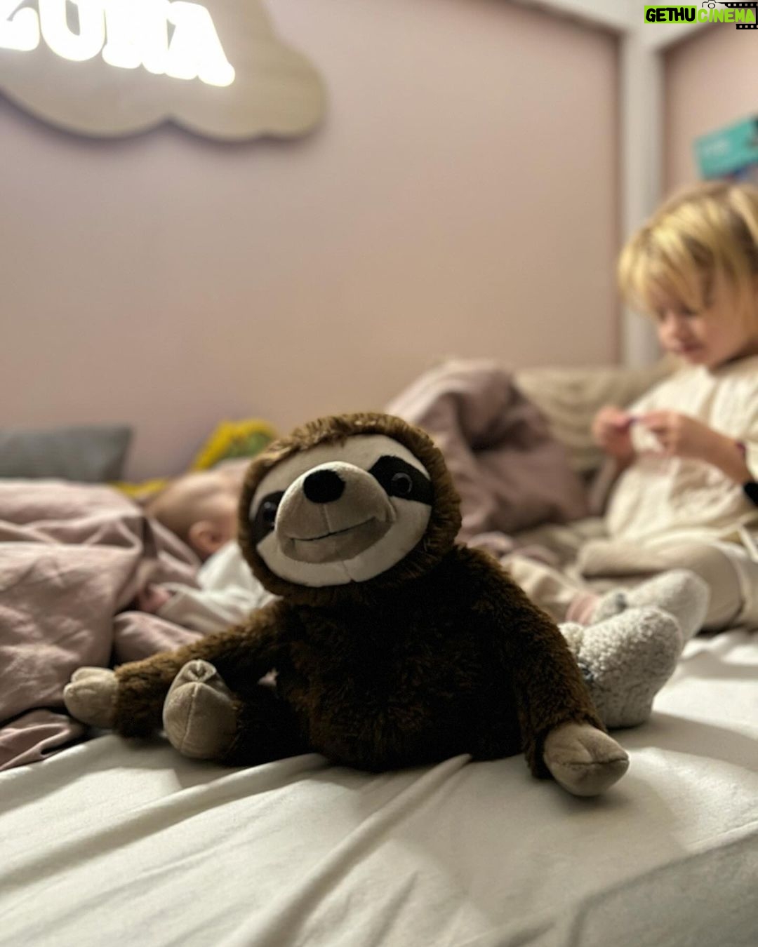Natalia Germani Instagram - Sú hračky a potom sú Hračky s veľkým H. Druhá kategória pre mňa predstavuje niečo výnimočné. Niečo čo prináša nový nápad, nový prístup a niečo čo dieťa hneď na prvú zaujme. Warmies od Albi sú totiž plyšáci, ktorí ohrievajú počas zimy alebo naopak ochladzujú počas leta. V brušku majú 100% prírodnú náplň z prosa a ľanových semienok. Okrem toho v sebe nesú vôňu levandule priamo z Francúzska, ktorá má upokojujúce účinky. Stačí ich ohriať v mikrovlnke alebo naopak ochladiť v chladničke a až 2 HODINY vydržia v teple/zime v postielke s vašim dieťatkom. Zuna dnes spala so svojím leňochodom 1.x a nad ránom za nami prišla do spálne aj so svojím novým kamarátom, ktorý stále trošku hrial. Asi sa budú dosť kamošiť. ❤️ ✨✨ Milé, voňavé, teplučké. Teším sa na zimu, zababušenú v perinách v teplúčku s leňochodom. Kto by chcel leňochoda, alebo iné ohrievacie zvieratko doma, otvorte si stránku @albi_slovensko a zadajte kód NATY11. Od 6.12 do 12.12 budete mať čokoľvek z kategórie Darčeky lacnejšie❤️ #warmies #plysak #radostodalbi