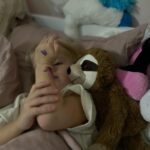 Natalia Germani Instagram - Sú hračky a potom sú Hračky s veľkým H. Druhá kategória pre mňa predstavuje niečo výnimočné. Niečo čo prináša nový nápad, nový prístup a niečo čo dieťa hneď na prvú zaujme. Warmies od Albi sú totiž plyšáci, ktorí ohrievajú počas zimy alebo naopak ochladzujú počas leta. V brušku majú 100% prírodnú náplň z prosa a ľanových semienok. Okrem toho v sebe nesú vôňu levandule priamo z Francúzska, ktorá má upokojujúce účinky. Stačí ich ohriať v mikrovlnke alebo naopak ochladiť v chladničke a až 2 HODINY vydržia v teple/zime v postielke s vašim dieťatkom. Zuna dnes spala so svojím leňochodom 1.x a nad ránom za nami prišla do spálne aj so svojím novým kamarátom, ktorý stále trošku hrial. Asi sa budú dosť kamošiť. ❤️ ✨✨ Milé, voňavé, teplučké. Teším sa na zimu, zababušenú v perinách v teplúčku s leňochodom. Kto by chcel leňochoda, alebo iné ohrievacie zvieratko doma, otvorte si stránku @albi_slovensko a zadajte kód NATY11. Od 6.12 do 12.12 budete mať čokoľvek z kategórie Darčeky lacnejšie❤️ #warmies #plysak #radostodalbi