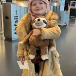 Natalia Germani Instagram - Sú hračky a potom sú Hračky s veľkým H. Druhá kategória pre mňa predstavuje niečo výnimočné. Niečo čo prináša nový nápad, nový prístup a niečo čo dieťa hneď na prvú zaujme. Warmies od Albi sú totiž plyšáci, ktorí ohrievajú počas zimy alebo naopak ochladzujú počas leta. V brušku majú 100% prírodnú náplň z prosa a ľanových semienok. Okrem toho v sebe nesú vôňu levandule priamo z Francúzska, ktorá má upokojujúce účinky. Stačí ich ohriať v mikrovlnke alebo naopak ochladiť v chladničke a až 2 HODINY vydržia v teple/zime v postielke s vašim dieťatkom. Zuna dnes spala so svojím leňochodom 1.x a nad ránom za nami prišla do spálne aj so svojím novým kamarátom, ktorý stále trošku hrial. Asi sa budú dosť kamošiť. ❤️ ✨✨ Milé, voňavé, teplučké. Teším sa na zimu, zababušenú v perinách v teplúčku s leňochodom. Kto by chcel leňochoda, alebo iné ohrievacie zvieratko doma, otvorte si stránku @albi_slovensko a zadajte kód NATY11. Od 6.12 do 12.12 budete mať čokoľvek z kategórie Darčeky lacnejšie❤️ #warmies #plysak #radostodalbi