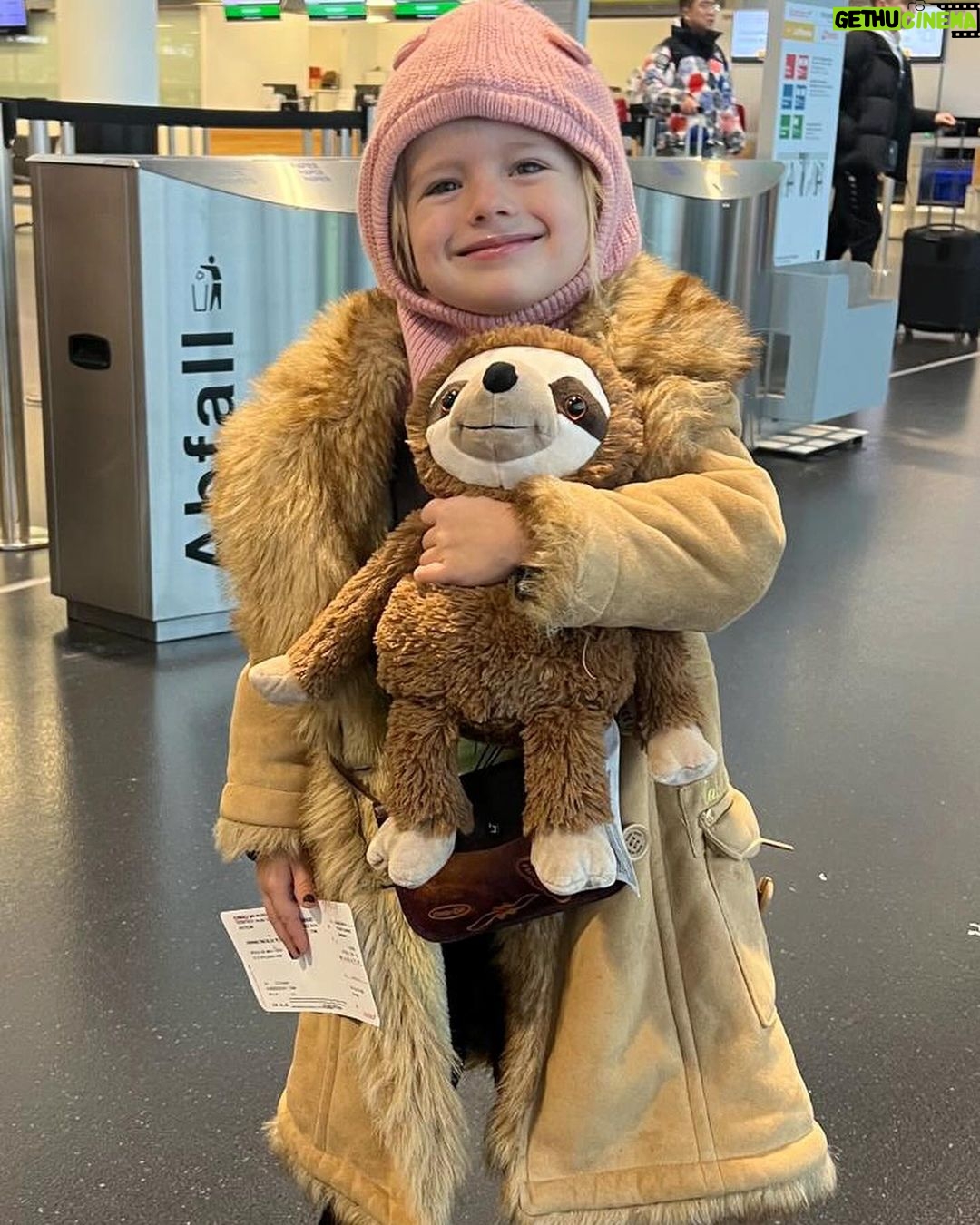 Natalia Germani Instagram - Sú hračky a potom sú Hračky s veľkým H. Druhá kategória pre mňa predstavuje niečo výnimočné. Niečo čo prináša nový nápad, nový prístup a niečo čo dieťa hneď na prvú zaujme. Warmies od Albi sú totiž plyšáci, ktorí ohrievajú počas zimy alebo naopak ochladzujú počas leta. V brušku majú 100% prírodnú náplň z prosa a ľanových semienok. Okrem toho v sebe nesú vôňu levandule priamo z Francúzska, ktorá má upokojujúce účinky. Stačí ich ohriať v mikrovlnke alebo naopak ochladiť v chladničke a až 2 HODINY vydržia v teple/zime v postielke s vašim dieťatkom. Zuna dnes spala so svojím leňochodom 1.x a nad ránom za nami prišla do spálne aj so svojím novým kamarátom, ktorý stále trošku hrial. Asi sa budú dosť kamošiť. ❤️ ✨✨ Milé, voňavé, teplučké. Teším sa na zimu, zababušenú v perinách v teplúčku s leňochodom. Kto by chcel leňochoda, alebo iné ohrievacie zvieratko doma, otvorte si stránku @albi_slovensko a zadajte kód NATY11. Od 6.12 do 12.12 budete mať čokoľvek z kategórie Darčeky lacnejšie❤️ #warmies #plysak #radostodalbi
