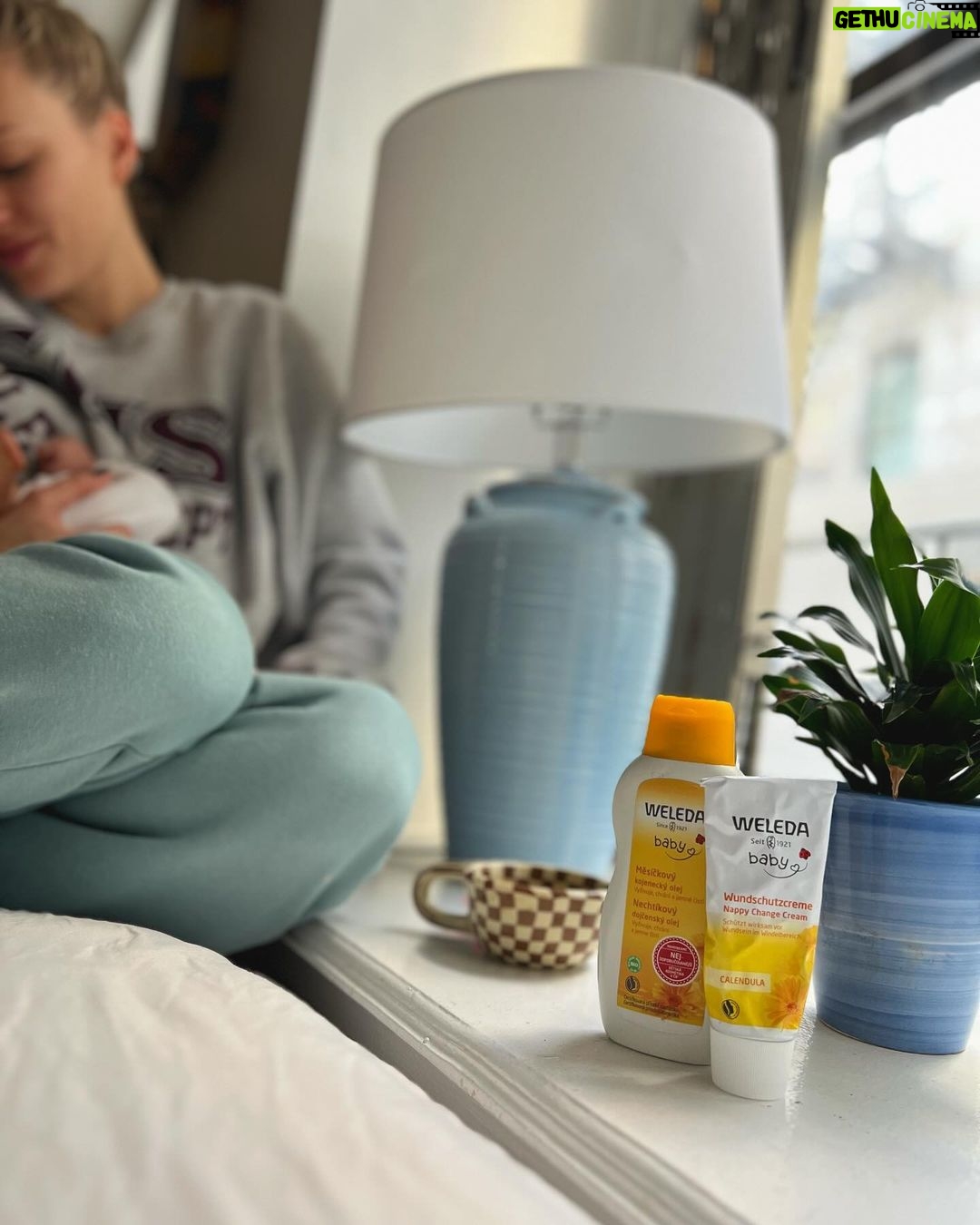Natalia Germani Instagram - Tentokrát som sa nechala inšpirovať mojimi kamarátkami ja a aj cez Instagram som videla neustále odporúčania na Weledu. Tak som začala rovno počas tehotenstva s mama radom❤️ A dnes vás môžem odporúčať BABY rad, ktorý môžete používať už pri tých najviac mini bábätkách hneď po narodení. My sme také mini bábo veru mali. Je to trio produktov Nechtíkový kúpeľ, Krém na zadoček a Nechtíkový olej. Aby dokázala detská pokožka plniť svoju ochrannú funkciu, nesmie byť zbytočne zaťažovaná. Čisto prírodné ingrediencie dokážu pokožke poskytnúť všetko, čo potrebuje bez toho, aby ju narušovali. Hlavný zdroj, Nechtík lekársky, krásne vonia a zanecháva hebkú pokožku bábätka. Veľmi odporúčam inak aj pomarančový sprcháč Kids 2v1, ten ale pre väčšie deti, ten je Zunin obľúbený. #spolupraca s @weledask