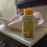 Natalia Germani Instagram - Tentokrát som sa nechala inšpirovať mojimi kamarátkami ja a aj cez Instagram som videla neustále odporúčania na Weledu. Tak som začala rovno počas tehotenstva s mama radom❤️ A dnes vás môžem odporúčať BABY rad, ktorý môžete používať už pri tých najviac mini bábätkách hneď po narodení. My sme také mini bábo veru mali. Je to trio produktov Nechtíkový kúpeľ, Krém na zadoček a Nechtíkový olej. Aby dokázala detská pokožka plniť svoju ochrannú funkciu, nesmie byť zbytočne zaťažovaná. Čisto prírodné ingrediencie dokážu pokožke poskytnúť všetko, čo potrebuje bez toho, aby ju narušovali. Hlavný zdroj, Nechtík lekársky, krásne vonia a zanecháva hebkú pokožku bábätka. Veľmi odporúčam inak aj pomarančový sprcháč Kids 2v1, ten ale pre väčšie deti, ten je Zunin obľúbený. #spolupraca s @weledask