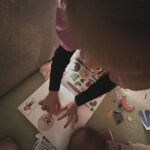 Natalia Germani Instagram - Ako je zvykom, pridávam skvelé novinky od @taktik.sk aj so zľavovým kódom pre vás✨❤️ 1. Najväčšia bomba, keďže kreatívne obdobie strihania a nalepovania je teraz to, čo nás obchádza. Vystrihovačky junior vo verziách zvieratá a keď vyrastiem. My sme sa samozrejme hneď pustili do Keď vyrastiem, keďže Zuna sa považuje za skoro dospelú a zachvíľu začne pracovať😂 Easy, je to sranda aj pre mňa ako pomocníčku a dieťa sa zaručene zabaví a vidí rovno aj krásny nalepený výsledok svojej usilovnej práce. 2. Krátke kreslené rozprávočky s poučením aj s doprovodným textom, ktoré si čítame pred spinkaním. Inak nikdy odo mňa nevyžadovala rozprávky, ale videla to v nejakej rozprávke, takže už si pred spaním čítame aj my. Nie vždy, ale je dobré mať niečo pekné a poučné po ruke. 3. Keďže sa blížia Vianoce, nie je pre mladú zapisovateľku nič lepšie, ako jej vlastný prvý vianočný denník s rôznymi úlohami, kreslením, zapisovaní, pexesom… Od taktiku sme mali takého pracovné zošity 3 a všetky máme vyplnené do poslednej stránky a bola to veľká pomoc na cestách počas čakania. 4. Sľúbený kód je GERMANI20 a využívajte spokojne dokým sa dá ❤️ nie je s deťmi lepšia robota, ako tá kreatívna✨ #spolupraca