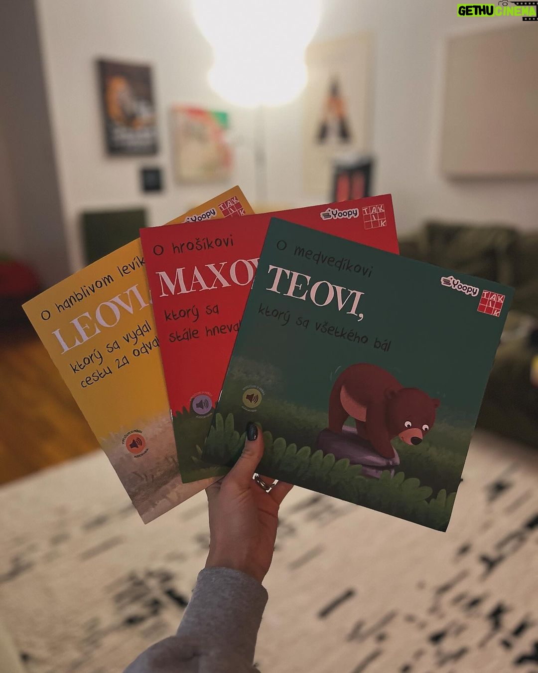 Natalia Germani Instagram - Ako je zvykom, pridávam skvelé novinky od @taktik.sk aj so zľavovým kódom pre vás✨❤️ 1. Najväčšia bomba, keďže kreatívne obdobie strihania a nalepovania je teraz to, čo nás obchádza. Vystrihovačky junior vo verziách zvieratá a keď vyrastiem. My sme sa samozrejme hneď pustili do Keď vyrastiem, keďže Zuna sa považuje za skoro dospelú a zachvíľu začne pracovať😂 Easy, je to sranda aj pre mňa ako pomocníčku a dieťa sa zaručene zabaví a vidí rovno aj krásny nalepený výsledok svojej usilovnej práce. 2. Krátke kreslené rozprávočky s poučením aj s doprovodným textom, ktoré si čítame pred spinkaním. Inak nikdy odo mňa nevyžadovala rozprávky, ale videla to v nejakej rozprávke, takže už si pred spaním čítame aj my. Nie vždy, ale je dobré mať niečo pekné a poučné po ruke. 3. Keďže sa blížia Vianoce, nie je pre mladú zapisovateľku nič lepšie, ako jej vlastný prvý vianočný denník s rôznymi úlohami, kreslením, zapisovaní, pexesom… Od taktiku sme mali takého pracovné zošity 3 a všetky máme vyplnené do poslednej stránky a bola to veľká pomoc na cestách počas čakania. 4. Sľúbený kód je GERMANI20 a využívajte spokojne dokým sa dá ❤️ nie je s deťmi lepšia robota, ako tá kreatívna✨ #spolupraca